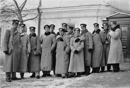 Фото "Гимназисты Четвертой гимназии во внутреннем дворе здания гимназии ...