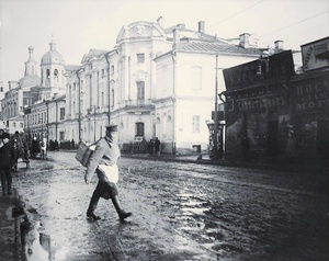 Здание Четвертой гимназии на Покровке, 1898 - 1905, г. Москва. Четвертая мужская гимназия выделялась среди казенных гимназий. Она была классической гимназией высшего разряда – с двумя древними языками, латынью и греческим, что давало право после ее окончания поступать в Московский университет. Здесь были прекрасные преподаватели, многие из которых писали учебники по своим предметам. Физику преподавал Константин Дмитриевич Краевич, автор учебника, словесность – Лев Иванович Поливанов, математику – Александр Федорович Малинин и Константин Петрович Буренин. Преподавателей отличал творческий подход к процессу обучения. Например, Малинин воспитывал в учащихся самостоятельность и критическое отношение к делу, проводя уроки так, что они превращались в состязание учеников с преподавателем и друг с другом. В 1864 году гимназию на Покровке закончил с серебряной медалью «отец русской авиации» Николай Егорович Жуковский. Уже к третьему классу Николай Жуковский стал лучшим учеником гимназии, а знакомство с любимым учителем Малининым сыграло большую роль в развитии его блестящих данных. А вот Косте Алексееву, будущему реформатору русского театра Константину Сергеевичу Станиславскому, здесь не понравилось. Он вспоминал, как мать вообще не хотела отдавать его в какую-либо гимназию, боясь, что его будут сажать в карцер учителя, обижать грубые и злые одноклассники, которые вдобавок могут заразить его опасными болезнями. С трудом выдержав три года, Костя наотрез отказался учиться здесь дальше. Но именно в Четвертой гимназии Станиславский познакомился с Саввой Тимофеевичем Морозовым, будущим меценатом своего театра. Зато академик Алексей Александрович Шахматов всю жизнь вспоминал свою гимназию с благодарностью. Алеша Шахматов был сразу принят в пятый класс. Шахматов сам был удивительным гимназистом. Его называли «мальчиком-легендой». Еще юным он вошел в круг известных ученых, переписывался с Алексеем Ивановичем Соболевским, который не подозревал о его возрасте и величал милостивым государем. За год до окончания гимназии Шахматов выступил оппонентом на защите магистерской диссертации Соболевского. Через десять лет после окончания гимназии Шахматов стал академиком. Его метод сравнительно-исторического анализа произвел революцию в исследовании русских летописей. Список знаменитостей гимназии можно продолжать долго. Это и Николай Александрович Скрябин, дипломат, отец композитора, и Павел Акинфиевич Хохлов, оперный артист Большого театра, и антрополог Николай Юрьевич Зограф, и зоолог Сергей Алексеевич Зернов, основоположник гидробиологии и создатель первого в СССР института рыбного хозяйства, и знаменитый доктор Федор лександрович Гетье – первый главный врач Солдатенковской (Боткинской) больницы, личный врач всех кремлевских вождей. Выпускником гимназии был и другой врач – Александр Сергеевич Пучков, создатель и первый руководитель московской станции «Скорой помощи», основанной в 1923 году. Пучкова сравнивают с доктором Гаазом: Гааз отдал сердце беднякам, чтобы облегчить их страдания, Пучков сделал все, чтобы не дать погибнуть человеку при внезапных заболеваниях и в катастрофах. Под руководством Александра Пучкова бригады «Скорой» ездили по Москве после бомбежек во время Великой Отечественной войны. А еще Пучков придумал металлические гребенки на эскалаторах в московском метро, чтобы избежать лишних травм, и трехгранные бутылочки для уксусной эссенции, чтобы их в темноте можно было опознать и не использовать по ошибке.&nbsp;