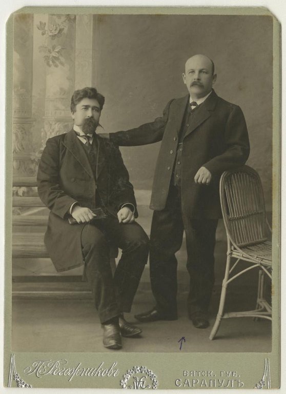 Портрет двух мужчин, 1912 - 1914, Вятская губ., Сарапульский у., г. Сарапул. Справа, предположительно, фотограф Петр Рогожников.