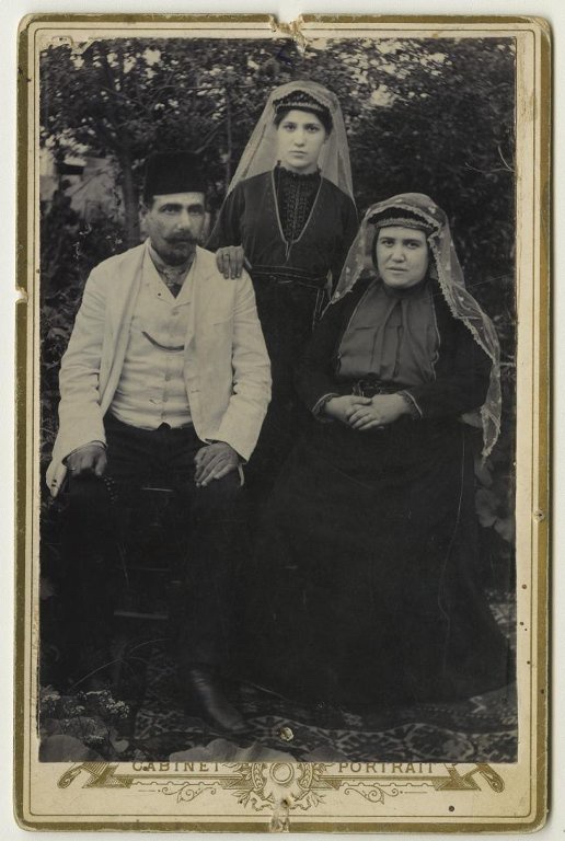 Семейный портрет, 1913 год, Эриванская губ., г. Караклис. До 1935 года – Караклис, в 1935–1993 годах – Кировакан, сейчас – Ванадзор, Армения.