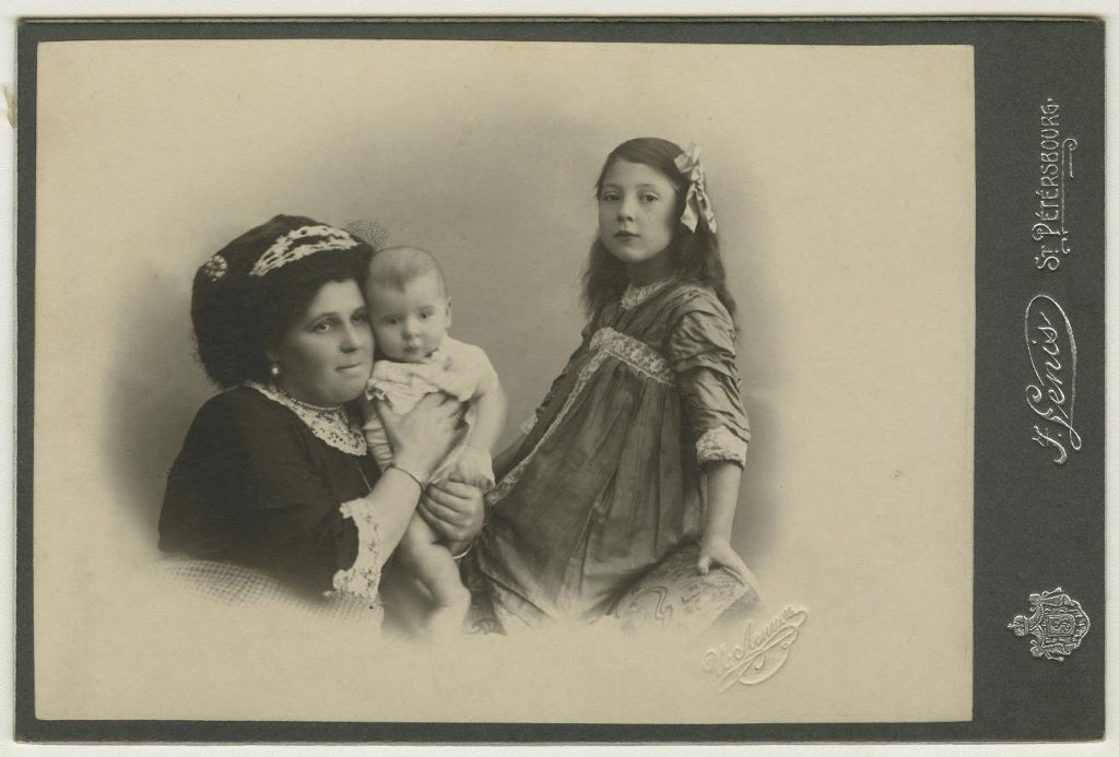 Портрет женщины с двумя детьми, 1914 год, г. Санкт-Петербург