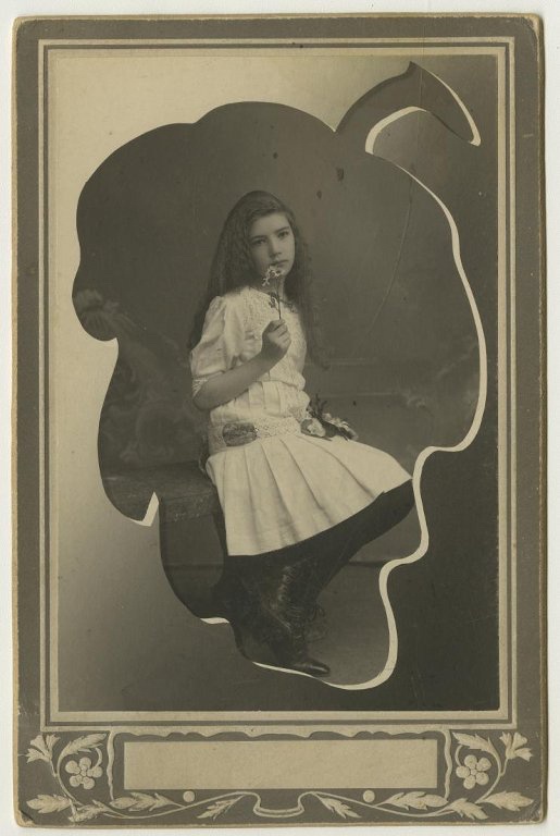 Портрет гимназистки Тамары Воронцовой, 6 декабря 1911, Вятская губ., Сарапульский у., г. Сарапул