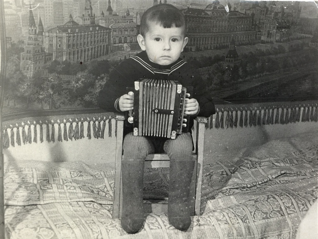 Юный гармонист из Томска, 1960 год, Томская обл., г. Томск. Выставка «Играй, гармонь!» с этой фотографией.