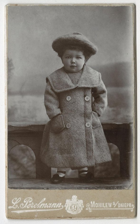 Портрет маленькой девочки в пальто и берете, 1904 - 1912, Могилевская губ., г. Могилев. Выставка «Нам не страшны мороз и вьюга» с этой фотографией.