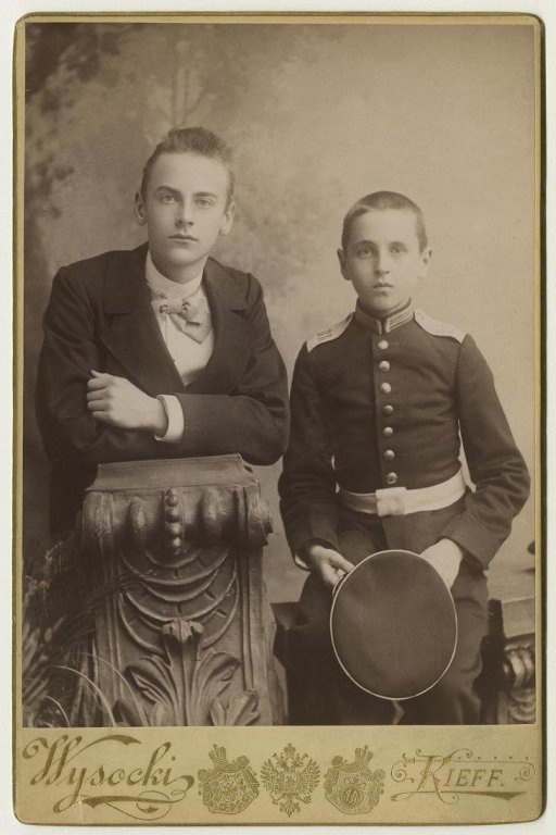 Портрет воспитанника Владимирского Киевского кадетского корпуса с братом, 1895 год, Киевская губ., г. Киев