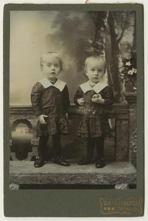 Портрет двух маленьких детей, 1890-е, Тверская губ., г. Торжок
