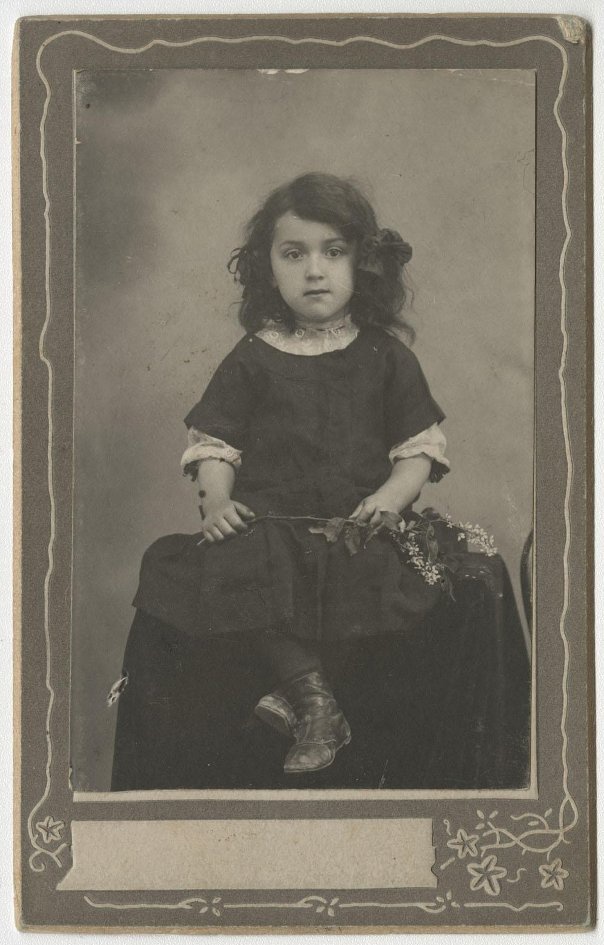 Портрет девочки с веткой сирени, 1900-е