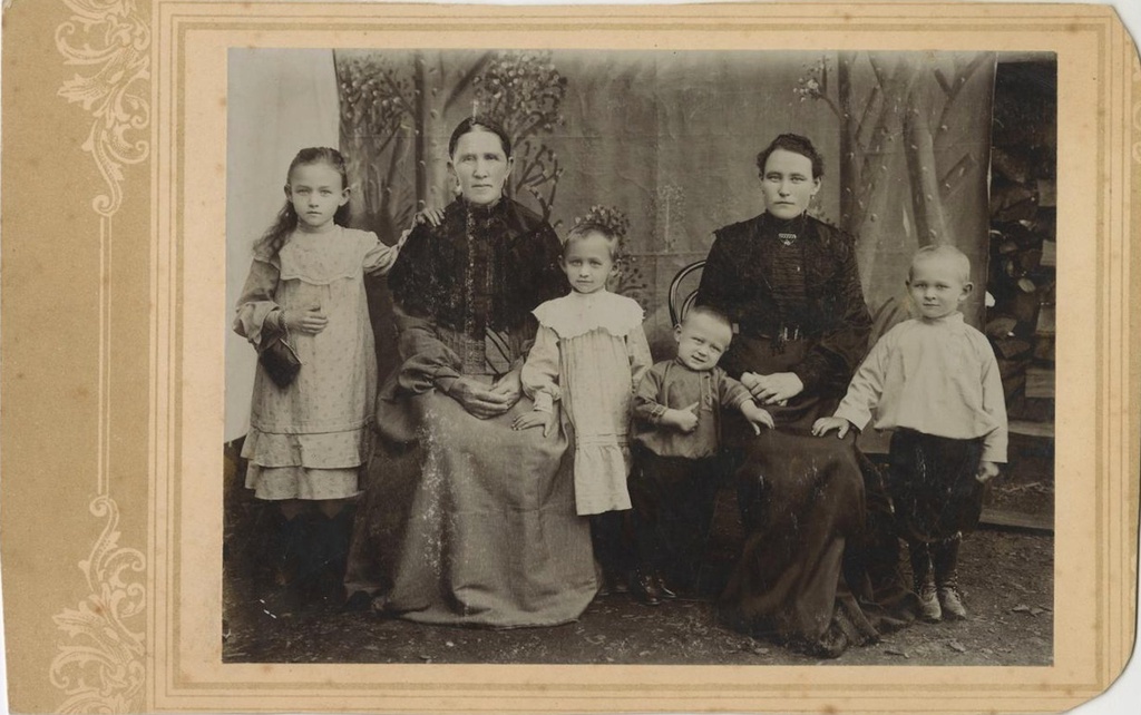 Портрет Марии Черемных с матерью и детьми, 1907 - 1908, г. Иркутск