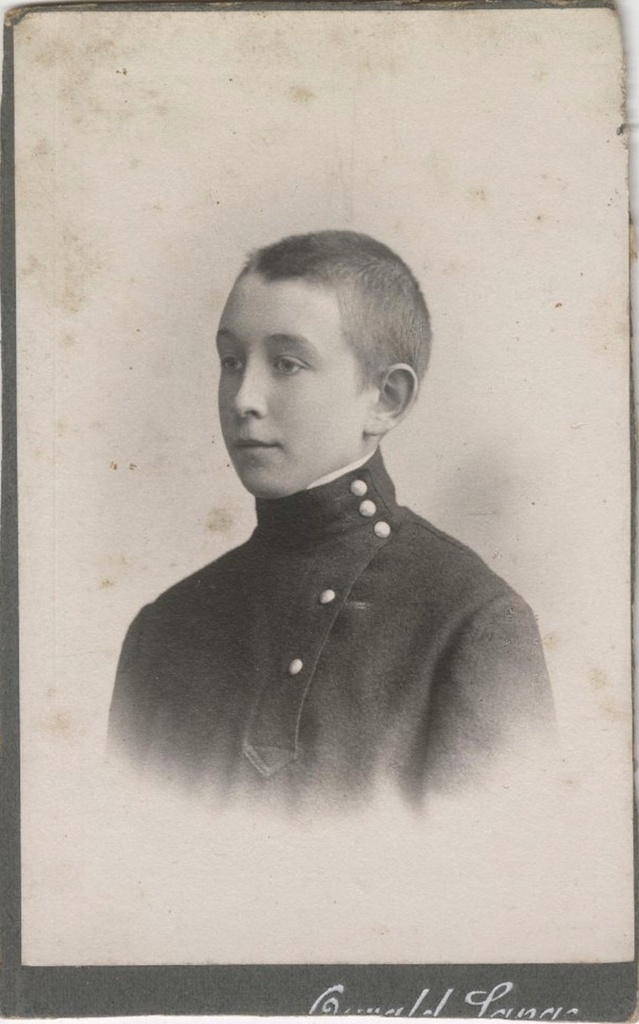 Портрет учащегося Викторина Столыгво, 23 августа 1909, Курляндская губ., г. Митау. Викторин Сигизмундович Столыгво (1895–?) – ротмистр, адьютант участника Белого движения, генерал-майора Анатолия Павловича Ливена (1872–1937). Секретарь Прибалтийского центра Братства Русской Правды. Служащий Рижской городской управы. Псевдоним в братской переписке «Конник». В 1939 году репатриировался в Германию.Сейчас город Елгава в Латвии.