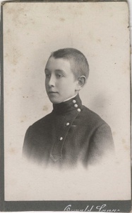 Портрет учащегося Викторина Столыгво, 23 августа 1909, Курляндская губ., г. Митау. Викторин Сигизмундович Столыгво (1895–?) – ротмистр, адьютант участника Белого движения, генерал-майора Анатолия Павловича Ливена (1872–1937). Секретарь Прибалтийского центра Братства Русской Правды. Служащий Рижской городской управы. Псевдоним в братской переписке «Конник». В 1939 году репатриировался в Германию.Сейчас город Елгава в Латвии.