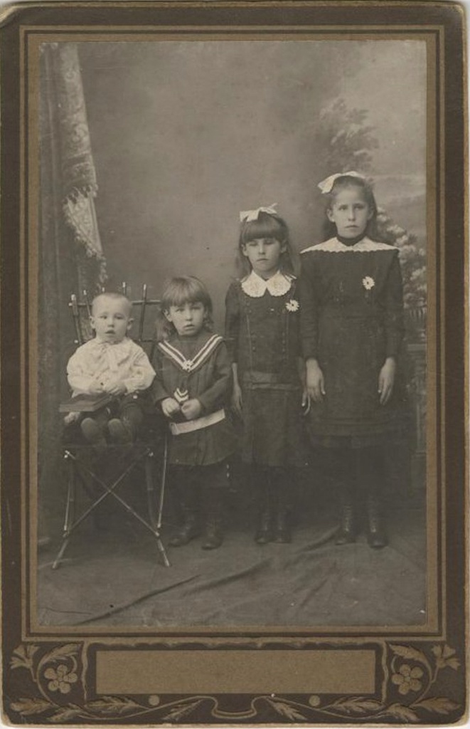 Портрет детей в День Белой ромашки, 1911 - 1917