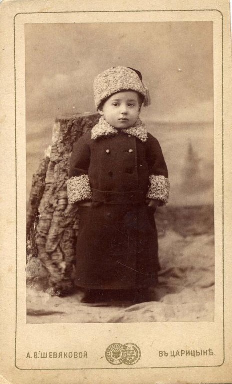 Портрет маленького мальчика, 1890-е, Саратовская губ., г. Царицын. Город Царицын – ныне Волгоград.Выставки «Дети» и «Нам не страшны мороз и вьюга» с этой фотографией.&nbsp;
