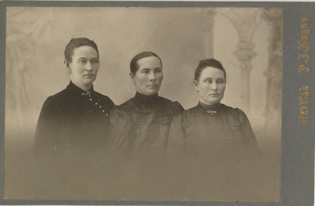 Портрет Марии Черемных с сестрами, 1915 год, г. Иркутск. Выставка «Иркутск» с этой фотографией.