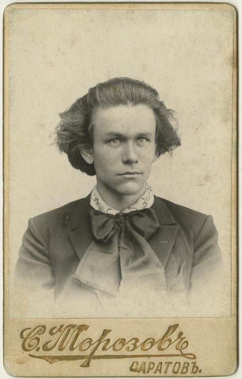 Портрет юноши, 1906 год, г. Саратов. Выставки&nbsp;«10 модных фотографий: 1900-е» и «Мода ХХ века в 100 фотографиях» с этим снимком.