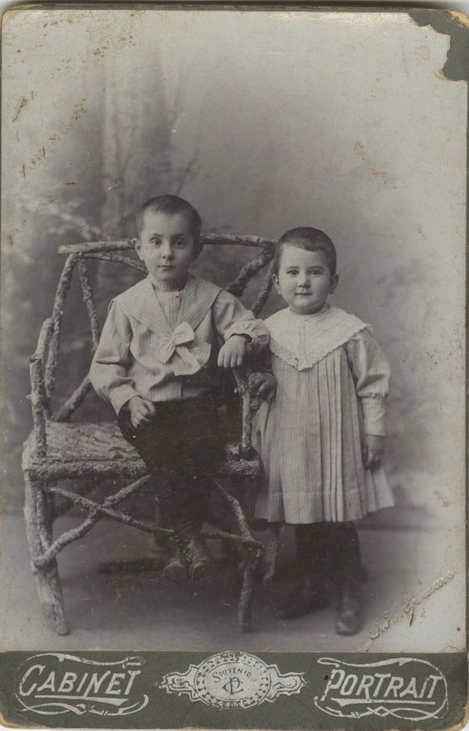 Портрет брата и сестры, 1906 год, г. Тифлис. Ныне Тбилиси.&nbsp;