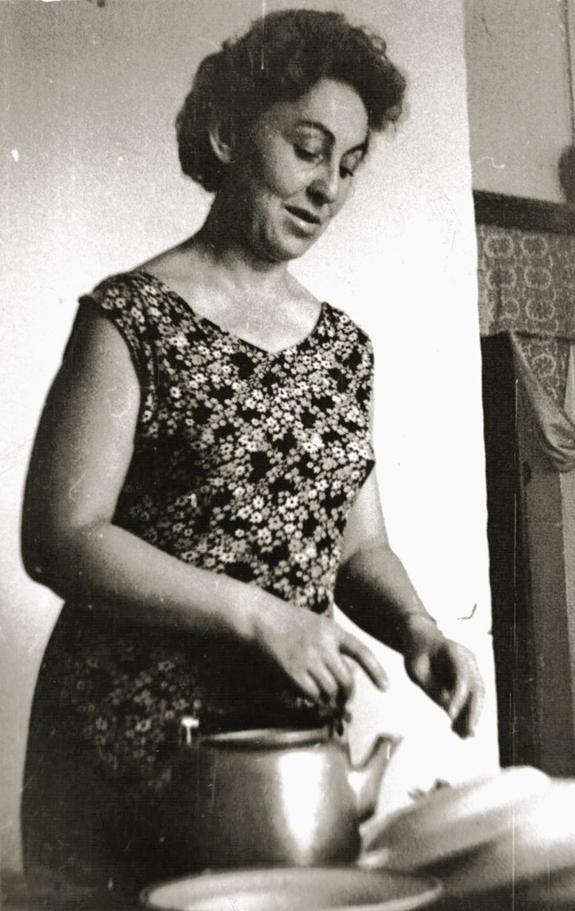 Мама моет посуду, июнь 1964, г. Калинин