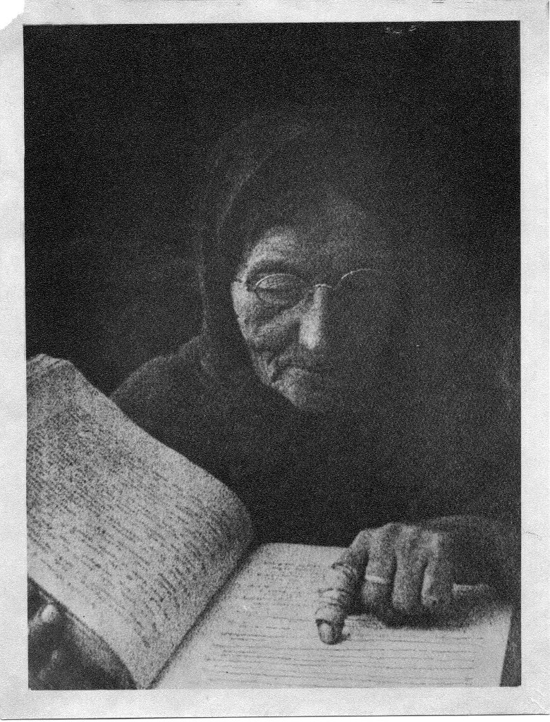 Старуха, читающая Псалтирь, 1900-е, Орловская губ., г. Елец. Видео «Читают все» с этой фотографией.&nbsp;