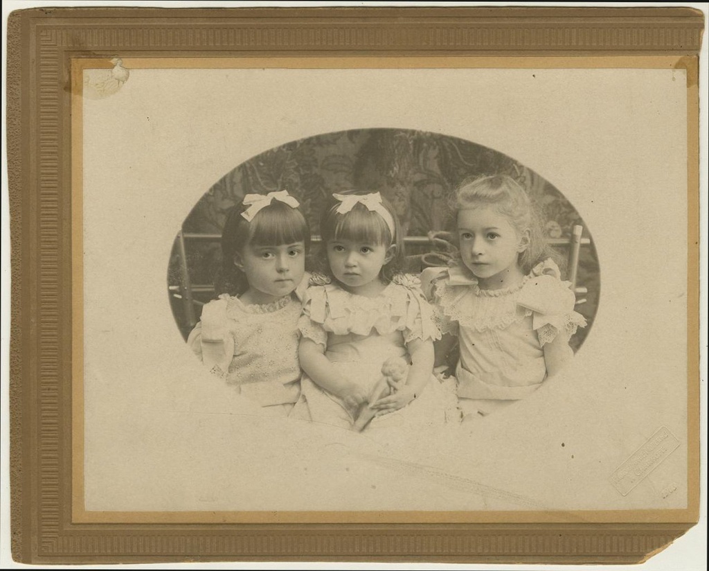 Портрет трех сестер в кружевных платьях, 1903 год, Киевская губ., г. Харьков
