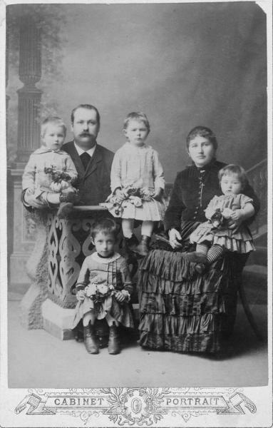Семейный портрет, 1905 - 1915, г. Москва. Альбуминовая печать.