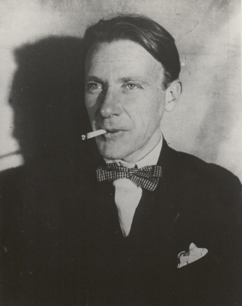 Михаил Булгаков, 16 октября 1926, г. Москва. Видеолекции&nbsp;«Дома Булгакова в Москве»,&nbsp;«Шелковые носки, монокль и шапка из гризли: что предпочитал Михаил Булгаков»,&nbsp;«Терек, Пушкин, "Вероломный папаша": Михаил Булгаков во Владикавказе» и выставка «Михаил Булгаков» с этой фотографией.