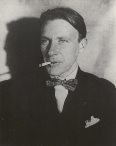 Михаил Булгаков, 16 октября 1926, г. Москва. Видеолекции&nbsp;«Дома Булгакова в Москве»,&nbsp;«Шелковые носки, монокль и шапка из гризли: что предпочитал Михаил Булгаков»,&nbsp;«Терек, Пушкин, "Вероломный папаша": Михаил Булгаков во Владикавказе» и выставка «Михаил Булгаков» с этой фотографией.
