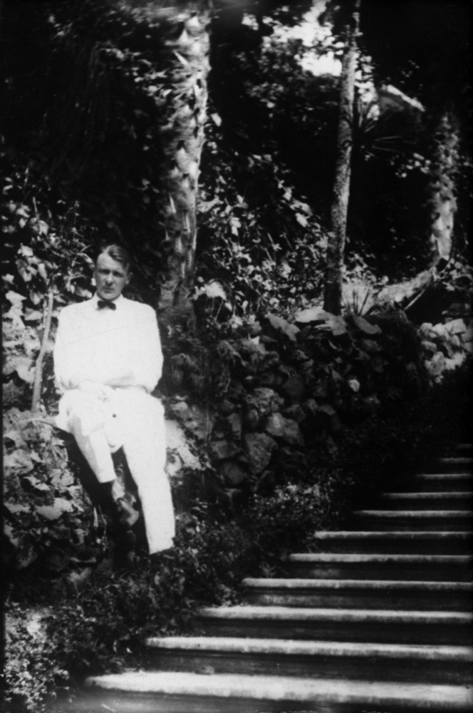 Михаил Булгаков на Зеленом мысе, 1 - 10 мая 1928. Видеолекции&nbsp;«Дома Булгакова в Москве»,&nbsp;«Шелковые носки, монокль и шапка из гризли: что предпочитал Михаил Булгаков» и выставка «Михаил Булгаков» с этой фотографией.