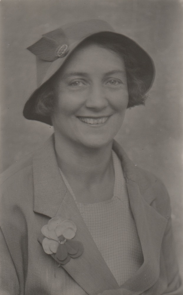 Любовь Евгеньевна Белозерская-Булгакова, 1928 год. Видеолекции&nbsp;«Дома Булгакова в Москве»,&nbsp;«Шелковые носки, монокль и шапка из гризли: что предпочитал Михаил Булгаков» и «Терек, Пушкин, "Вероломный папаша": Михаил Булгаков во Владикавказе» с этой фотографией.