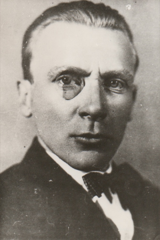 Михаил Булгаков, 1 сентября 1926 - 10 октября 1926, г. Москва. Видеолекции&nbsp;«Дома Булгакова в Москве» и «Шелковые носки, монокль и шапка из гризли: что предпочитал Михаил Булгаков» с этой фотографией.