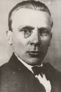 Михаил Булгаков, 1 сентября 1926 - 10 октября 1926, г. Москва. Видеолекции&nbsp;«Дома Булгакова в Москве» и «Шелковые носки, монокль и шапка из гризли: что предпочитал Михаил Булгаков» с этой фотографией.