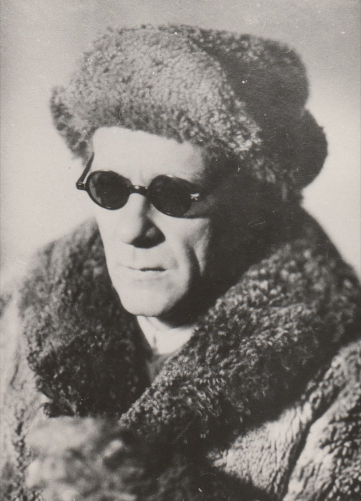 Михаил Булгаков в санатории «Барвиха», декабрь 1939, Московская обл.. Видеолекции&nbsp;«Дома Булгакова в Москве»,&nbsp;«Шелковые носки, монокль и шапка из гризли: что предпочитал Михаил Булгаков» и выставка «Михаил Булгаков» с этой фотографией.