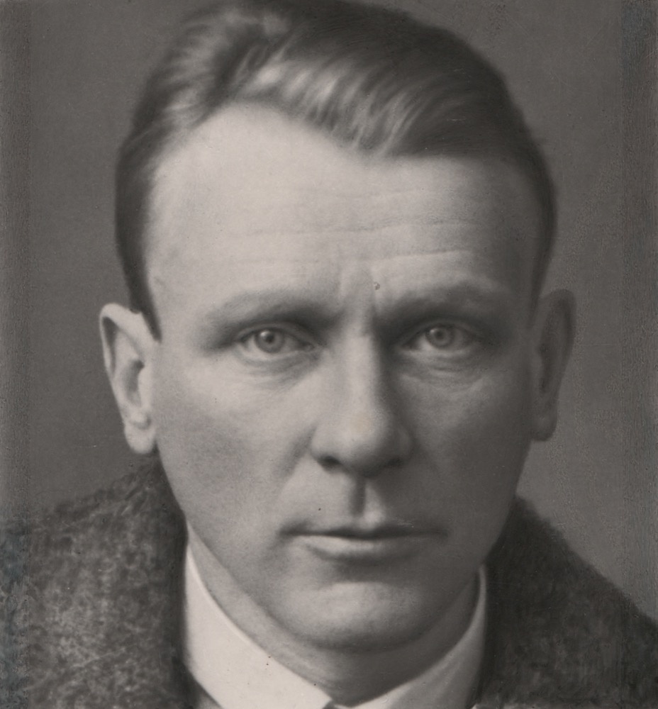 Михаил Булгаков, 1930-е. Видеолекции&nbsp;«Дома Булгакова в Москве»,&nbsp;«Шелковые носки, монокль и шапка из гризли: что предпочитал Михаил Булгаков» и выставка «Михаил Булгаков» с этой фотографией.