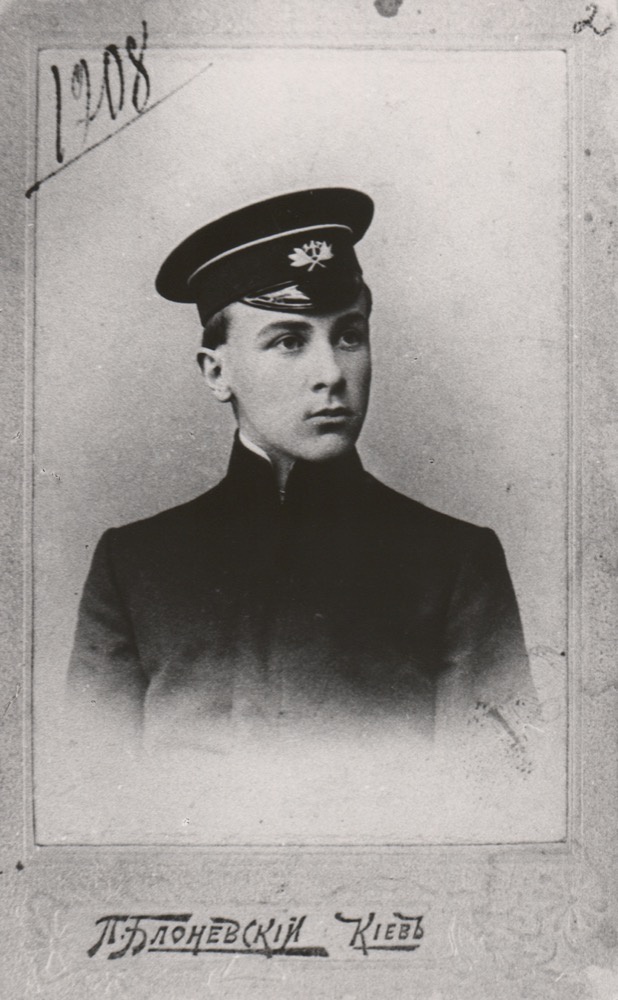 Михаил Булгаков, гимназист выпускного класса Киевской Первой гимназии, 1908 год, г. Киев. Видеолекция «Дома Булгакова в Москве» и выставка «Михаил Булгаков» с этой фотографией.