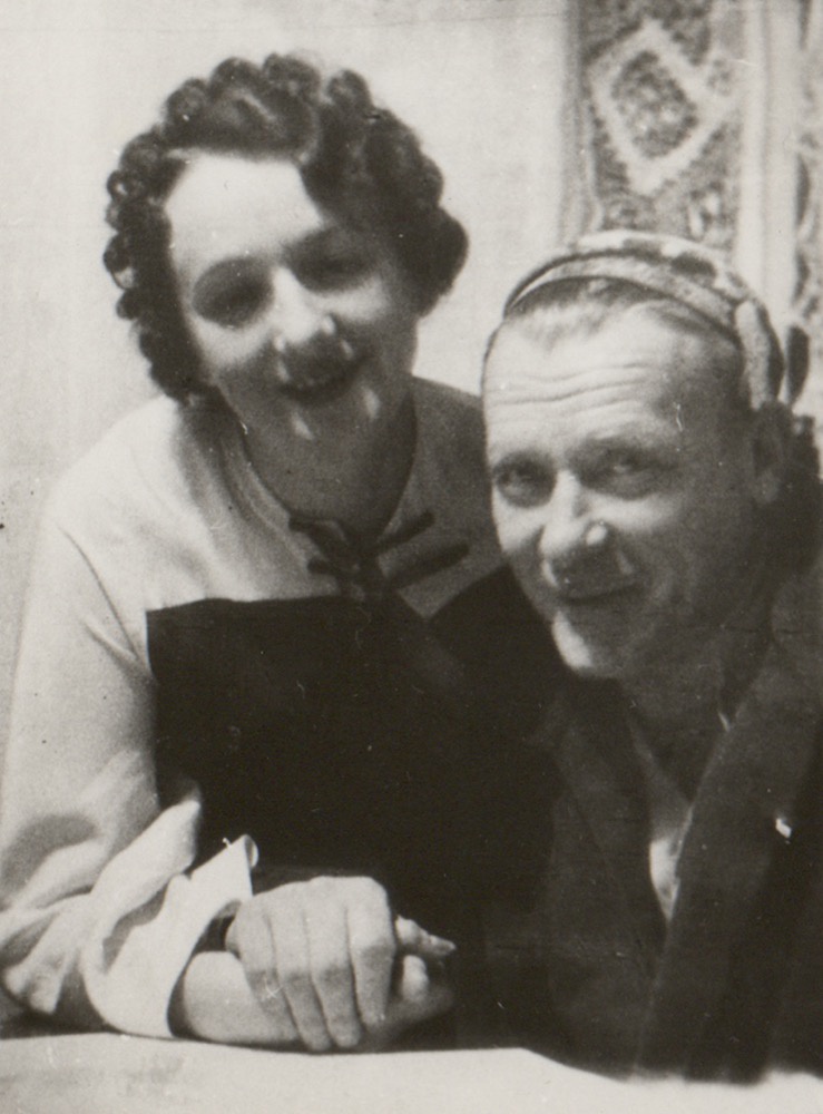Михаил и Елена Булгаковы, 1930-е, г. Москва. Видеолекции&nbsp;«Дома Булгакова в Москве»,&nbsp;«Шелковые носки, монокль и шапка из гризли: что предпочитал Михаил Булгаков» и выставка «Михаил Булгаков» с этой фотографией.