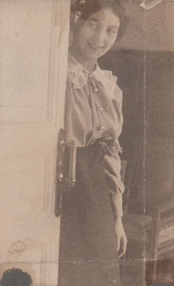 Любовь Белозерская, 1910-е. Видеолекция «Дома Булгакова в Москве» с этой фотографией.