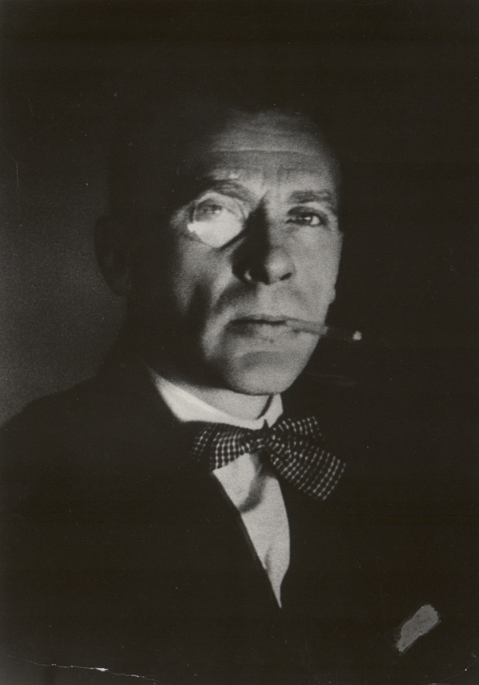 Михаил Булгаков, 1927 год, г. Москва. Видеолекции&nbsp;«Дома Булгакова в Москве»,&nbsp;«Шелковые носки, монокль и шапка из гризли: что предпочитал Михаил Булгаков» и выставка «Михаил Булгаков» с этой фотографией.