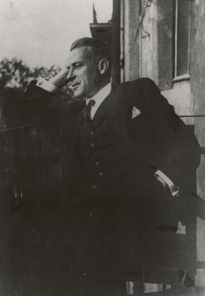 Михаил Булгаков на балконе дома № 3 в Нащокинском переулке, апрель 1935, г. Москва. В 1933–1993 годах переулок назывался улица Фурманова.Видеолекции&nbsp;«Дома Булгакова в Москве»,&nbsp;«Шелковые носки, монокль и шапка из гризли: что предпочитал Михаил Булгаков» и выставка «Михаил Булгаков» с этой фотографией.