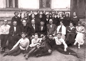 Последний звонок в 1923 году, 29 мая 1923, г. Москва. Фото от Татьяны Ивановны Маркиной (крайняя левая в верхнем ряду). В центре сидят учителя: Пермяков (физик), Бауцер (немецкий язык), Александр Петрович Минин (математик, скончался 1.06.1924), Василий Иванович Розов (историк), Дарья (врач), Васильев (директор), Зинаида (литература).Выставка «Последний звонок» с этой фотографией.&nbsp;