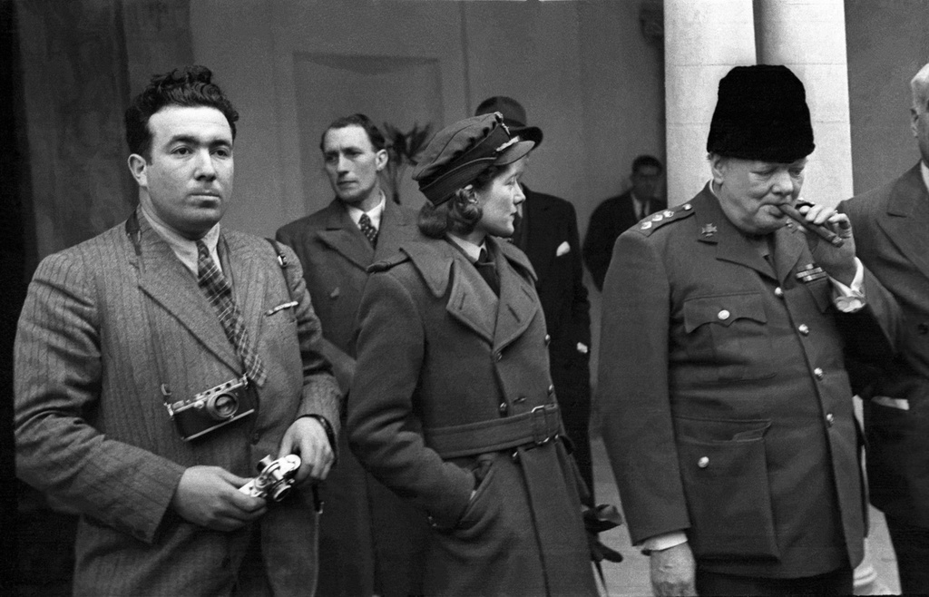 Премьер-министр Великобритании Уинстон Черчилль с сигарой, Сара Черчилль (его дочь). Слева фотограф Самарий Гурарий. Ялтинская конференция, Крым, 1945 г., 4 - 11 февраля 1945, Крымская АССР, г. Ялта, пгт. Ливадия