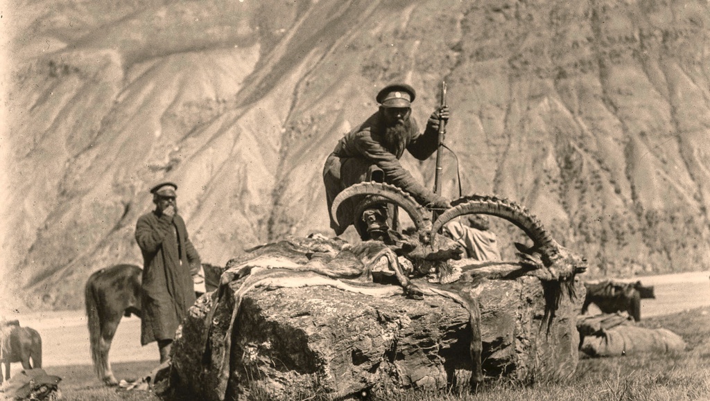 Семиреченские казаки в горах Тянь-Шаня, 1902 - 1903, Семиреченская обл., Джаркентский у., выселок Охотничий. Вблизи казачьего выселка Охотничий (Нарын-Кол). На камнях лежат шкуры и головы горных козлов – тэков.