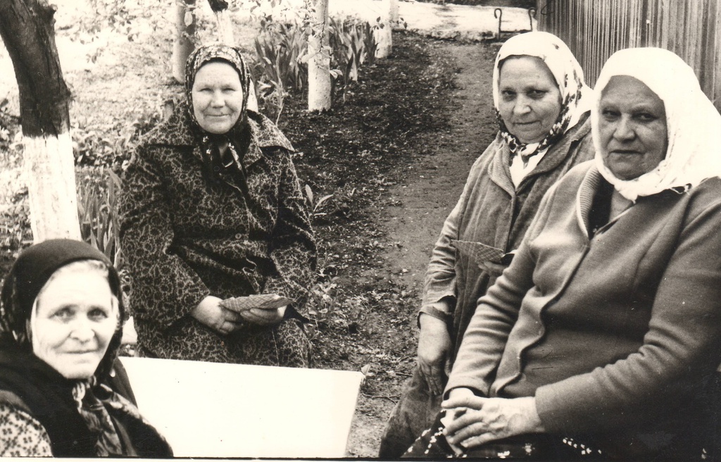 Бабушки на лавочках, 1980 - 1984, Ставропольский край, г. Изобильный. Фотография из архива Людмилы Щепкиной.