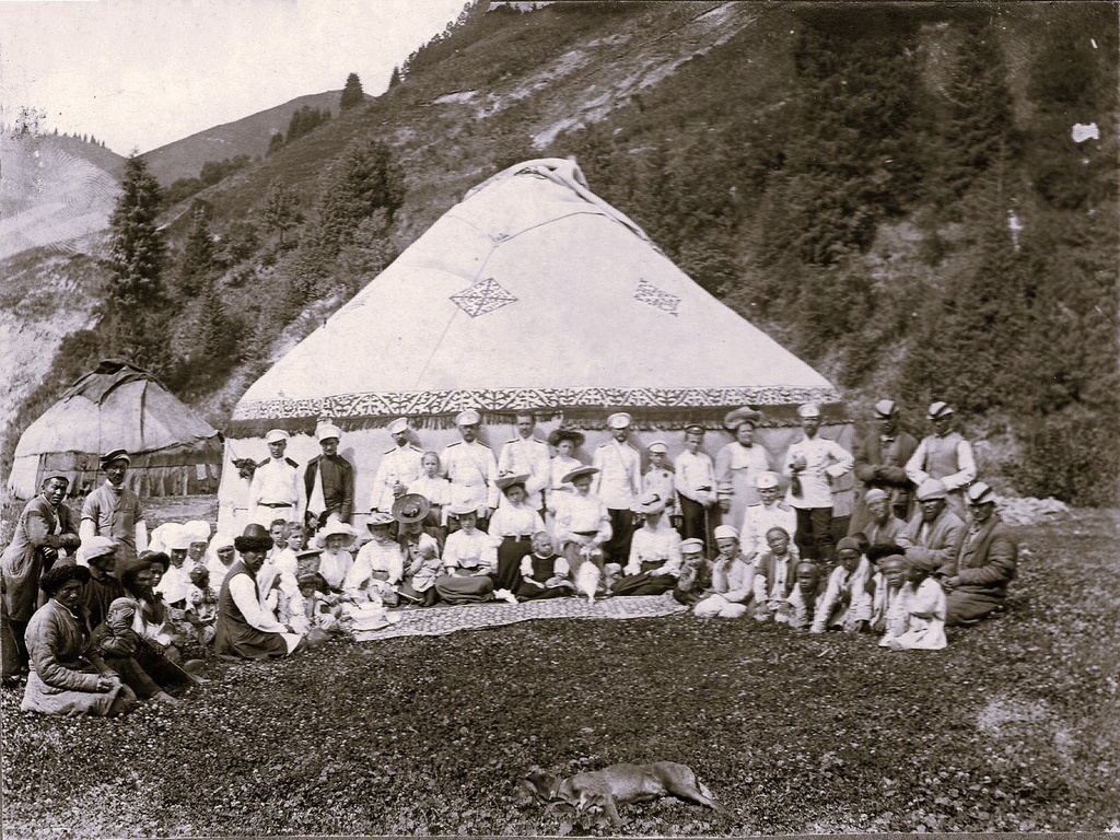 Урочище Медеу в Заилийском Ала-Тау, 1 - 30 июля 1908, Семиреченская обл., Верненский у.. Урочище Медеу (с 1920 г. - Медео, близ города Верного), у юрты, среди дам, военных и киргиз-казаков, в центре стоит начальник штаба войск Семиреченской области, Генерального штаба генерал-майор, Аполлон Иванович Буров с дочерью Екатериной. (Урочище названо в честь Медеу Пусурманова, сына казахского батыра Пусурмана из рода Шапырашты (Старший жуз), земля под пастбище было выделено ему в 1893 г. семиреченским военным губернатором).