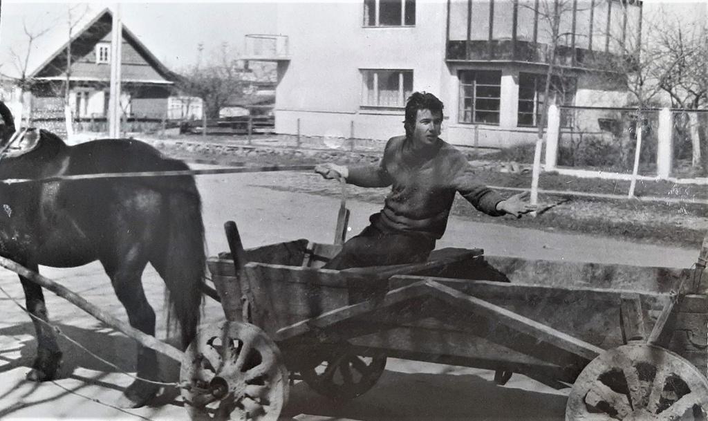 Водитель кобылы, 1970 год, Литовская ССР, Вильнюсский р-н, местечко Майшягала. Ромка Лазуркевич.Фотография из архива Ивана Петровича Бая. 