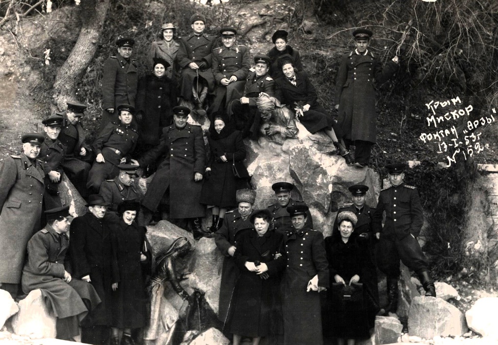 Группа отдыхающих ялтинских санаториев на экскурсии в Мисхоре, 13 января 1953, Крымская обл., пос. Мисхор. Крайняя слева в верхнем ряду – экскурсовод Светлана Антонова (в замужестве Сосенкова).