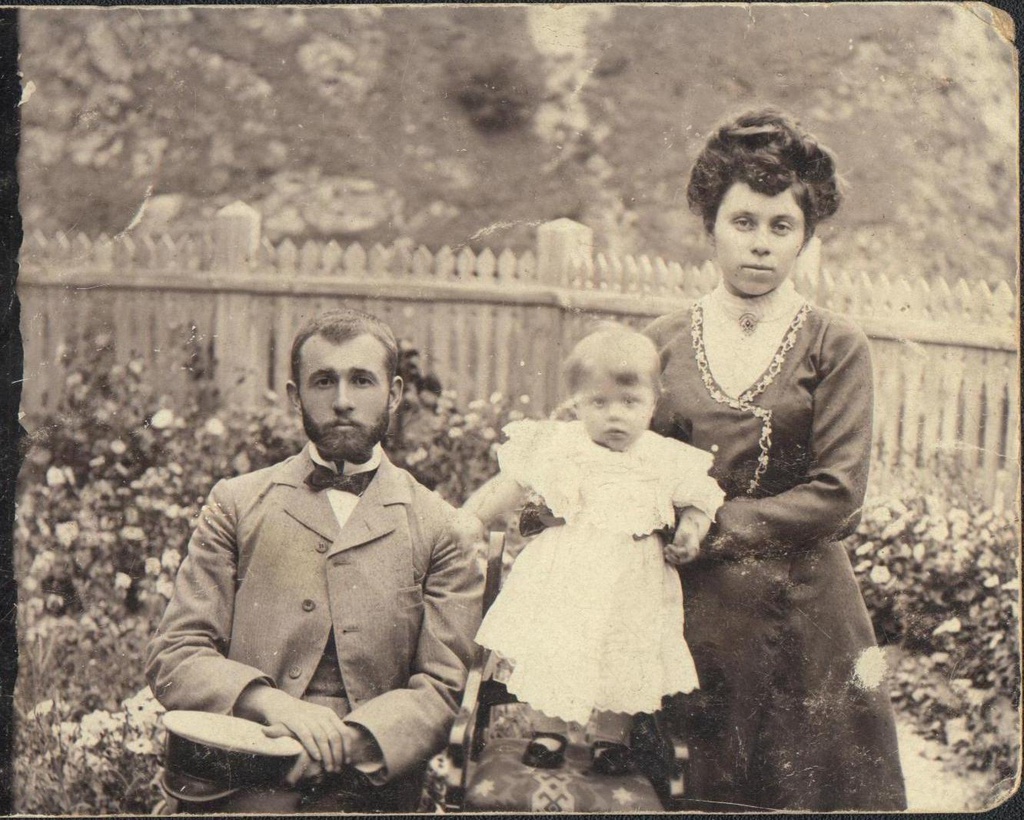 Домашний портрет тифлисской семьи, 1905 - 1915, г. Тифлис. Почтовая фотокарточка. Надпись на обороте: «Город Тифлис. Всей семьей поздравляем дорогого Мишу с днем Ангела – от души желаем скорого возвращения домой, надеемся что на возвратном пути заедешь к нам. Целуем тебя крепко я и Ваня. Пиши поскорее».Ныне Тбилиси.