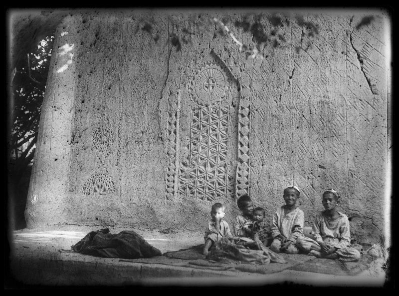 Дети на фоне орнаментированной глиняной стены загородного дома XIX века, 1926 - 1935, Узбекская ССР, г. Самарканд