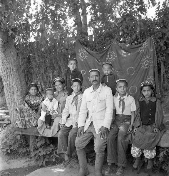 Семья колхозника, 1958 год, Таджикская ССР, Сталинабадская обл., с. Гулистан