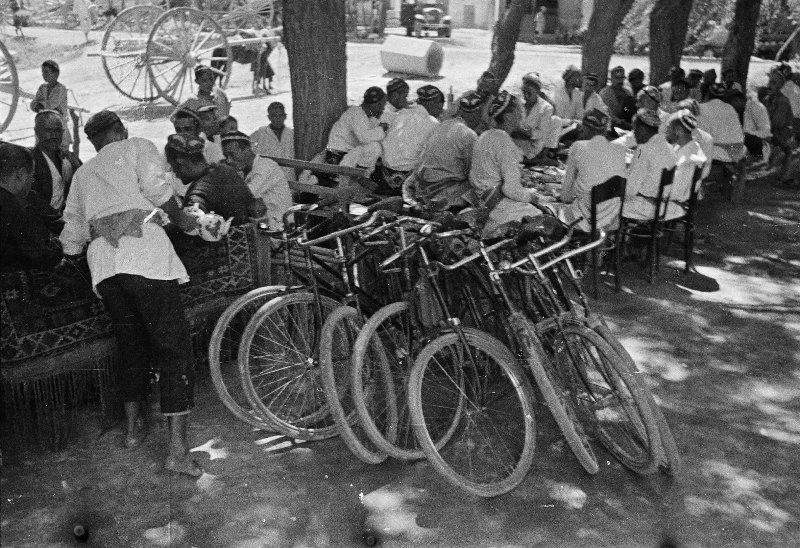 Велосипеды у чайханы, 1935 год, Узбекская ССР. Выставка «Жемчужина в оправе скал» с этой фотографией.