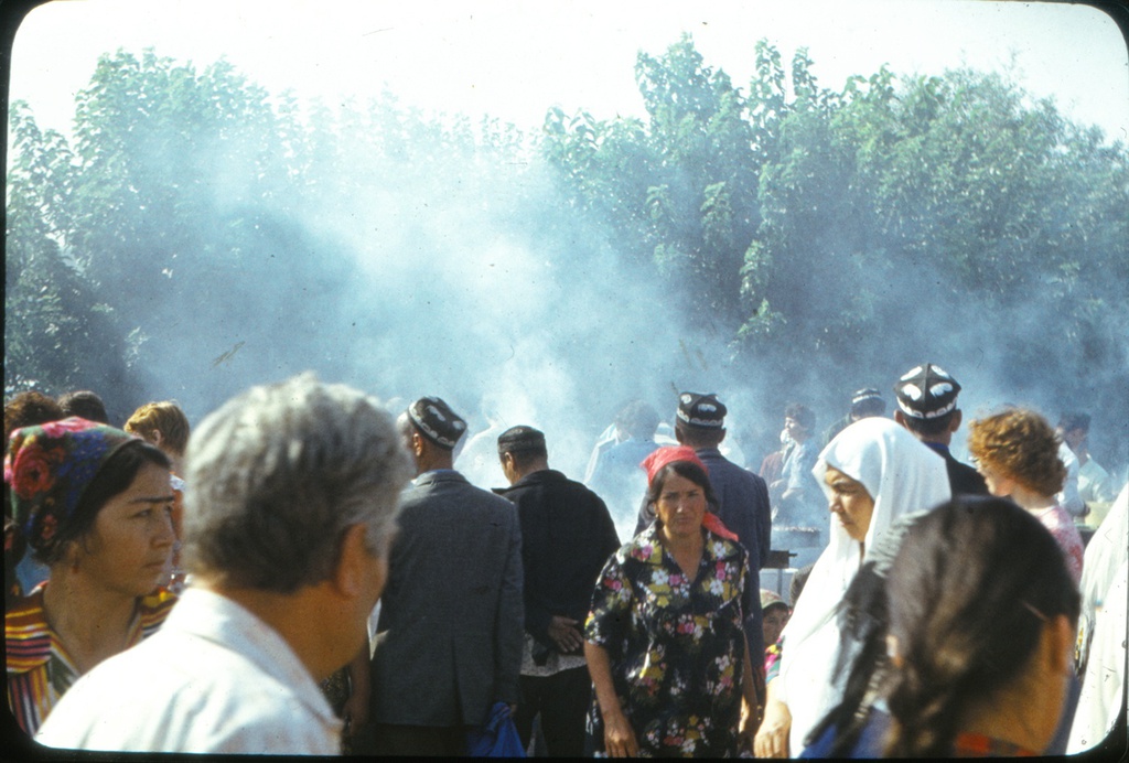 Базар. «Дым шашлыков», 1982 год. Из серии «Туркестанский хребет».Выставка «На шашлыки!» с этой фотографией.