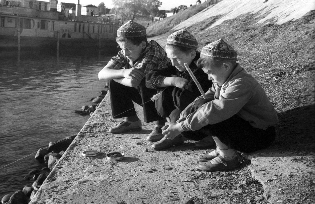 «Ловись рыбка, большая и маленькая...» Дети-рыбаки, 1950 - 1960