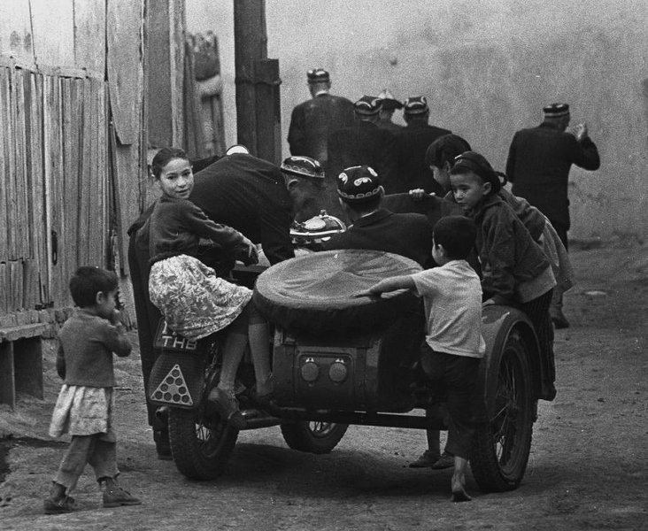 «Всем семейством на базар», 1982 год, Узбекская ССР, Самаркандская обл., г. Каттакурган. Выставка «Жемчужина в оправе скал» с этой фотографией.